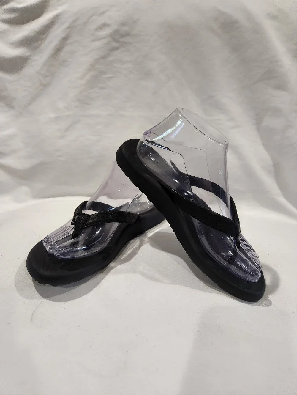Flojos Black Floral Embossed Women's Flip Flop Sandals NWOT Size 8
